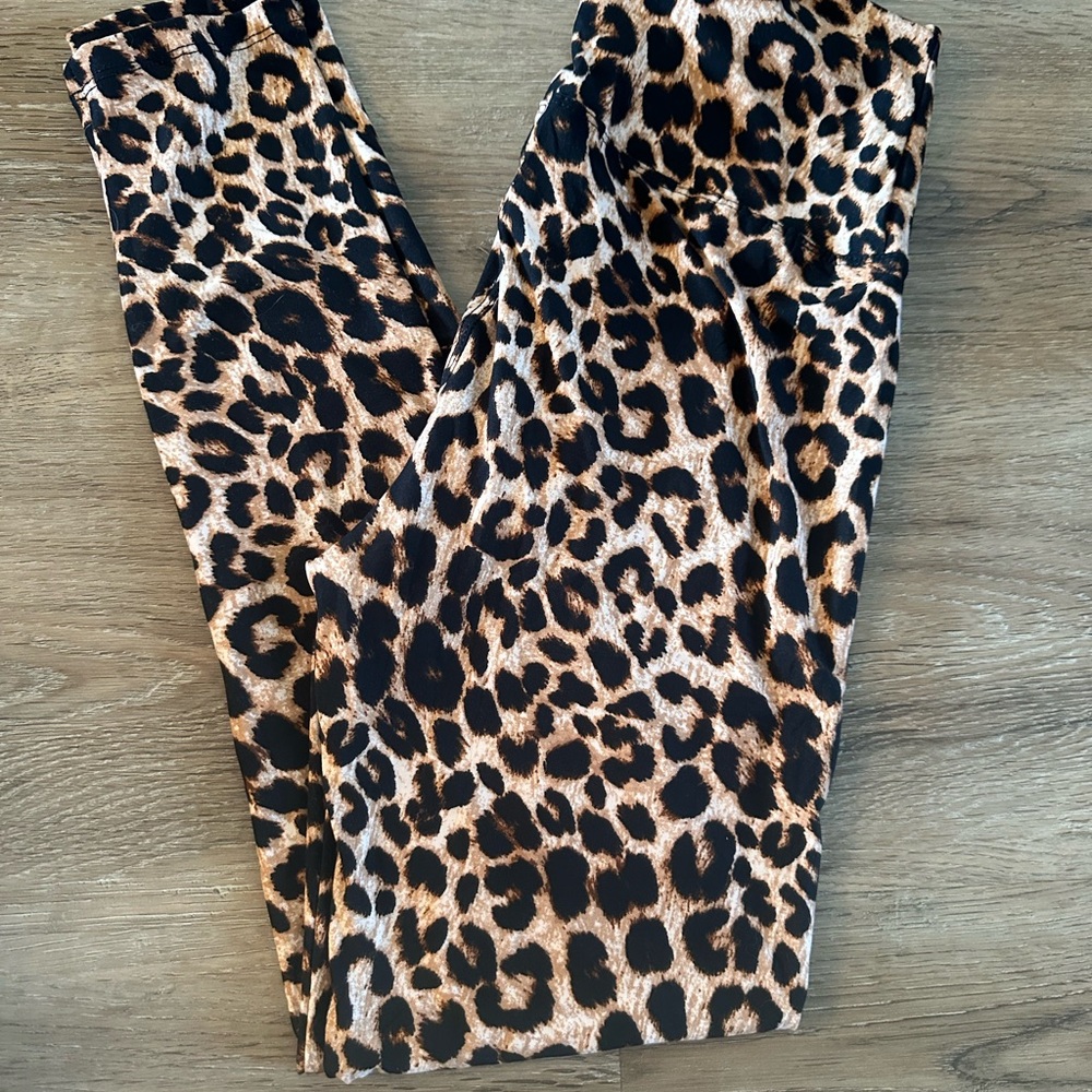 NWOT cheetah leggings size M buttery soft 
Brand new